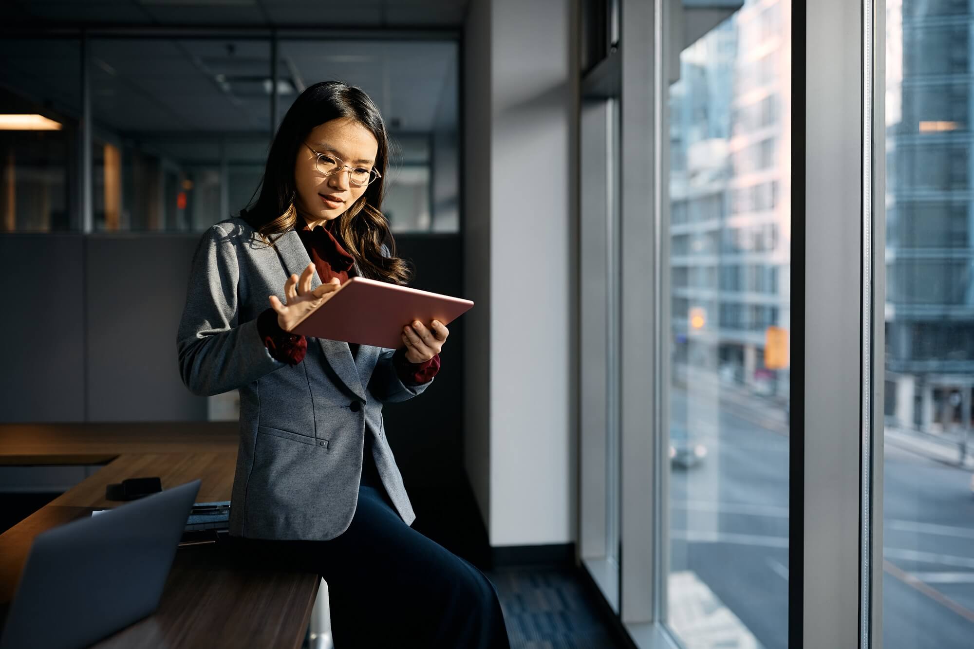 asian-businesswoman-working-on-digital-tablet-in-the-office-.jpg